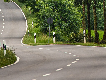 Opravy na průtahu obcí Lnáře na jednom úseku skončily, práce na jiném pokračují